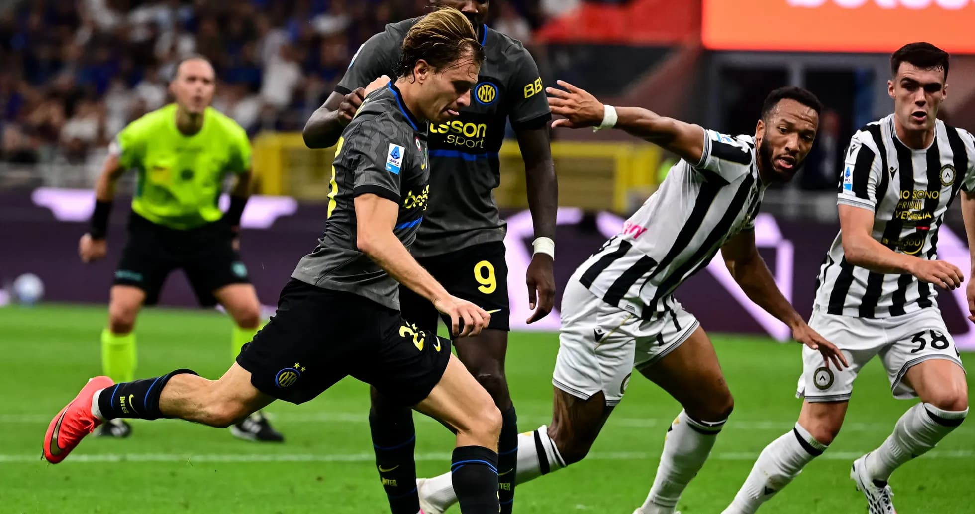 Jugador de Inter corre con el balón en partido