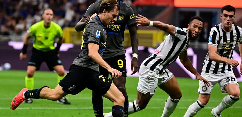 Jugador de Inter corre con el balón en partido