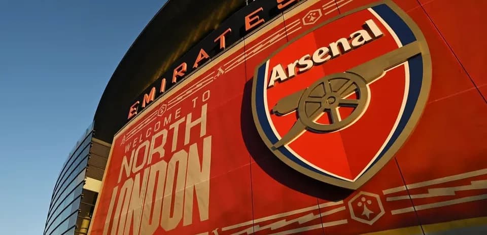 Exterior del Emirates Stadium con el escudo del Arsenal