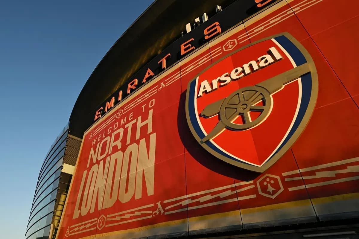 Exterior del Emirates Stadium con el escudo del Arsenal