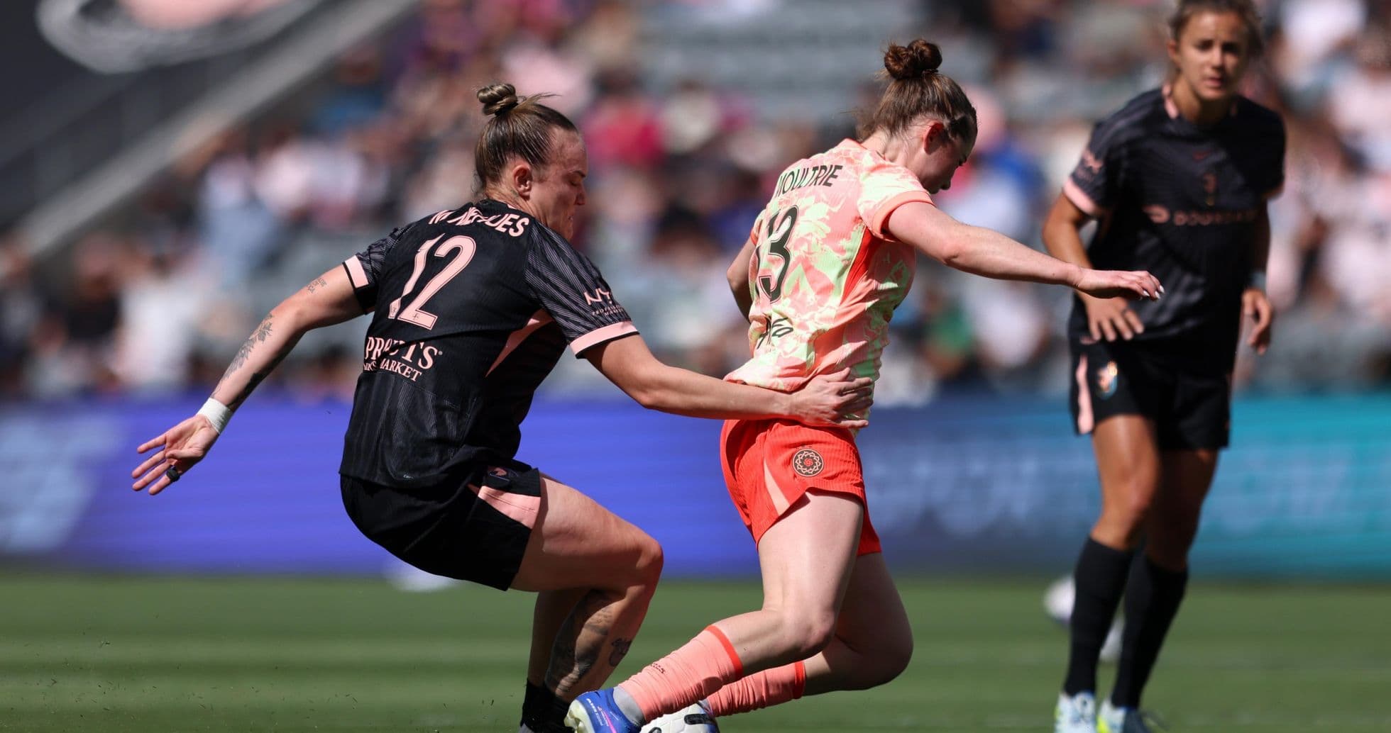 Jugadora de Portland Thorns W driblando a rival