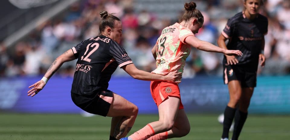 Jugadora de Portland Thorns W driblando a rival