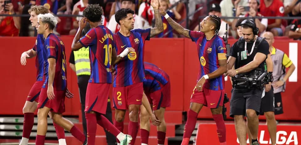 Jugadores del Barcelona celebrando un gol en el campo
