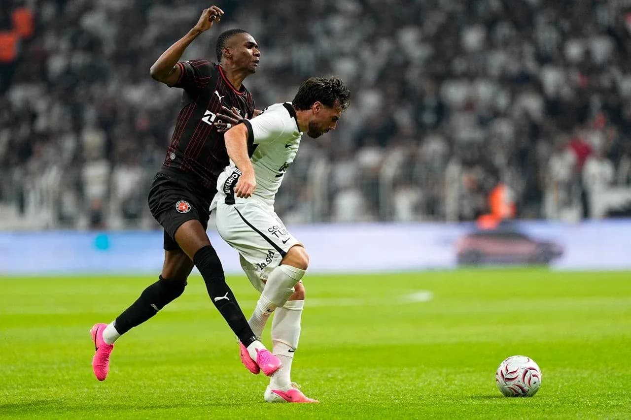 Dos jugadores compitiendo por el balón en el partido