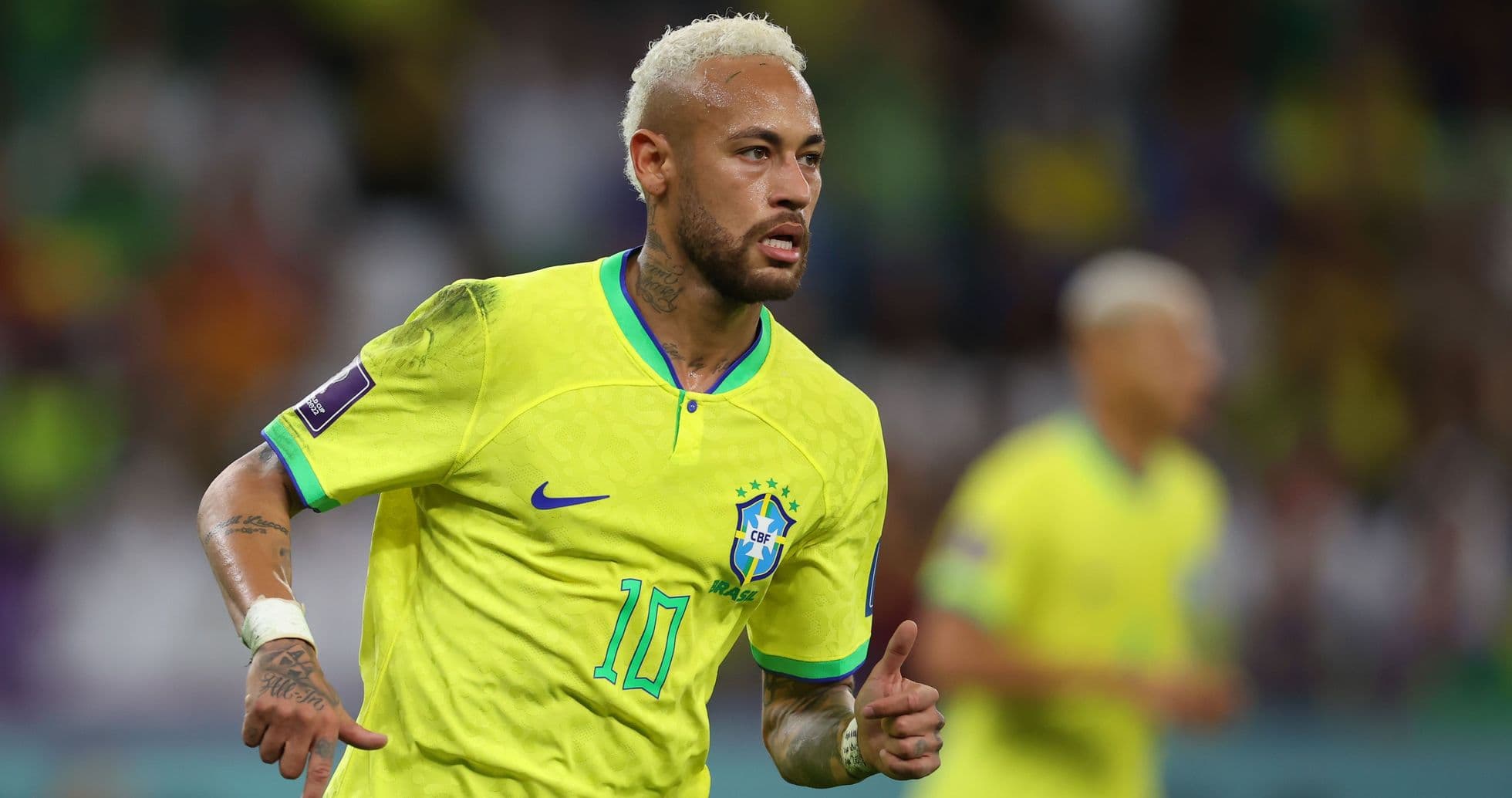Neymar corriendo con camiseta de Brasil en el partido
