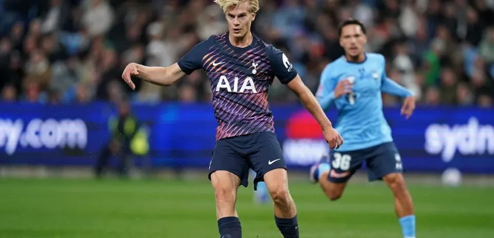 Jugador de Tottenham realizando un pase durante el partido