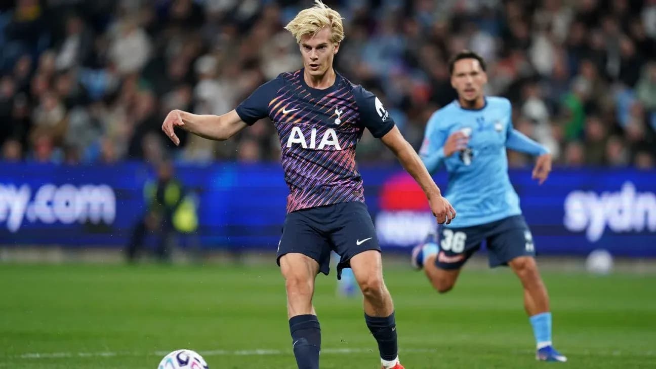 Jugador de Tottenham realizando un pase durante el partido