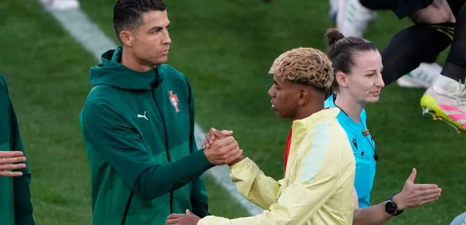 Cristiano Ronaldo saludando a un compañero antes del partido