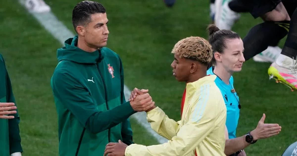 Cristiano Ronaldo saludando a un compañero antes del partido