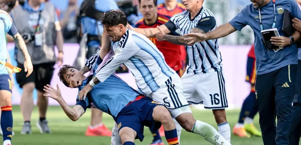 Jugadores de Argentina y España en confrontación durante el partido