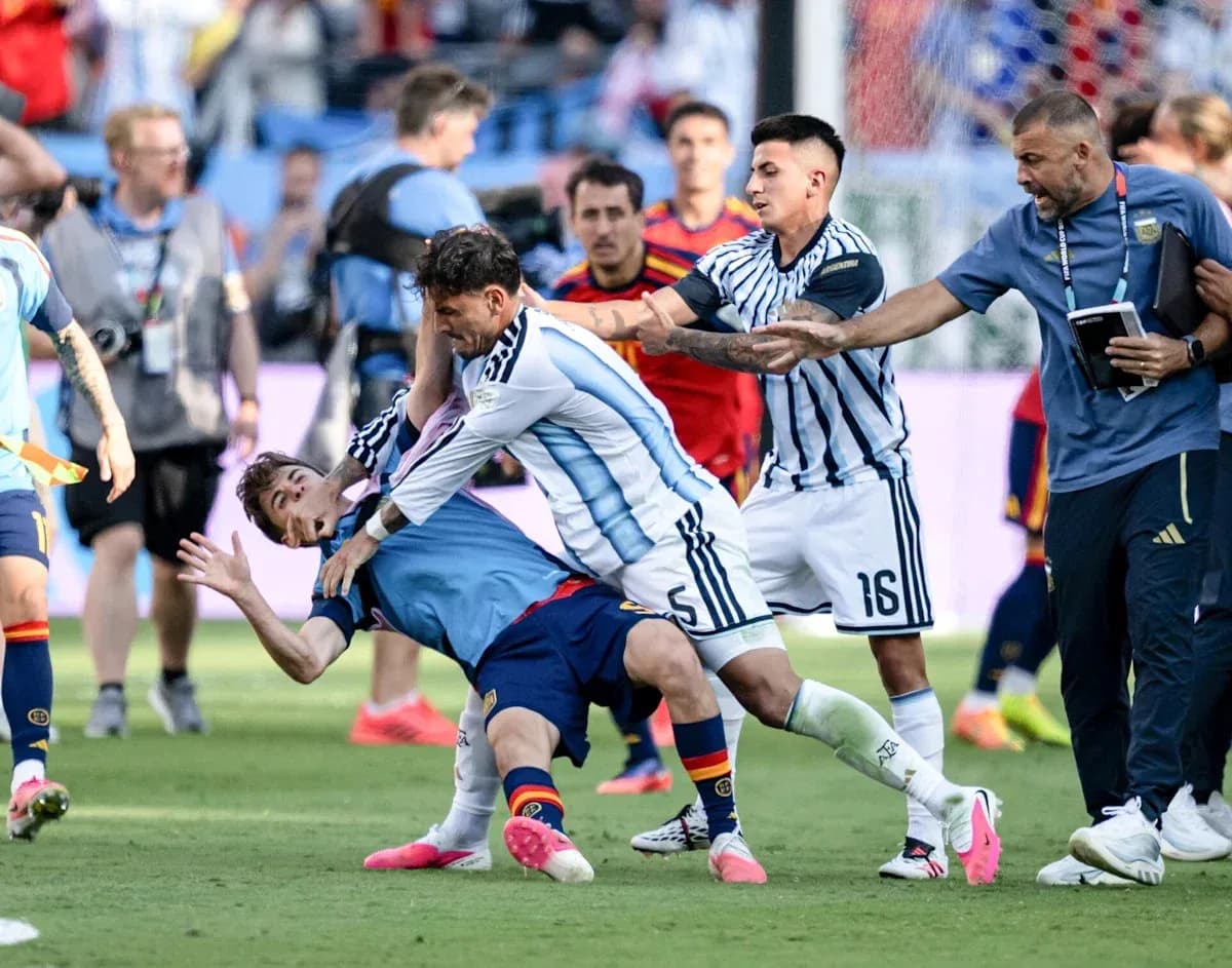 Jugadores de Argentina y España en confrontación durante el partido