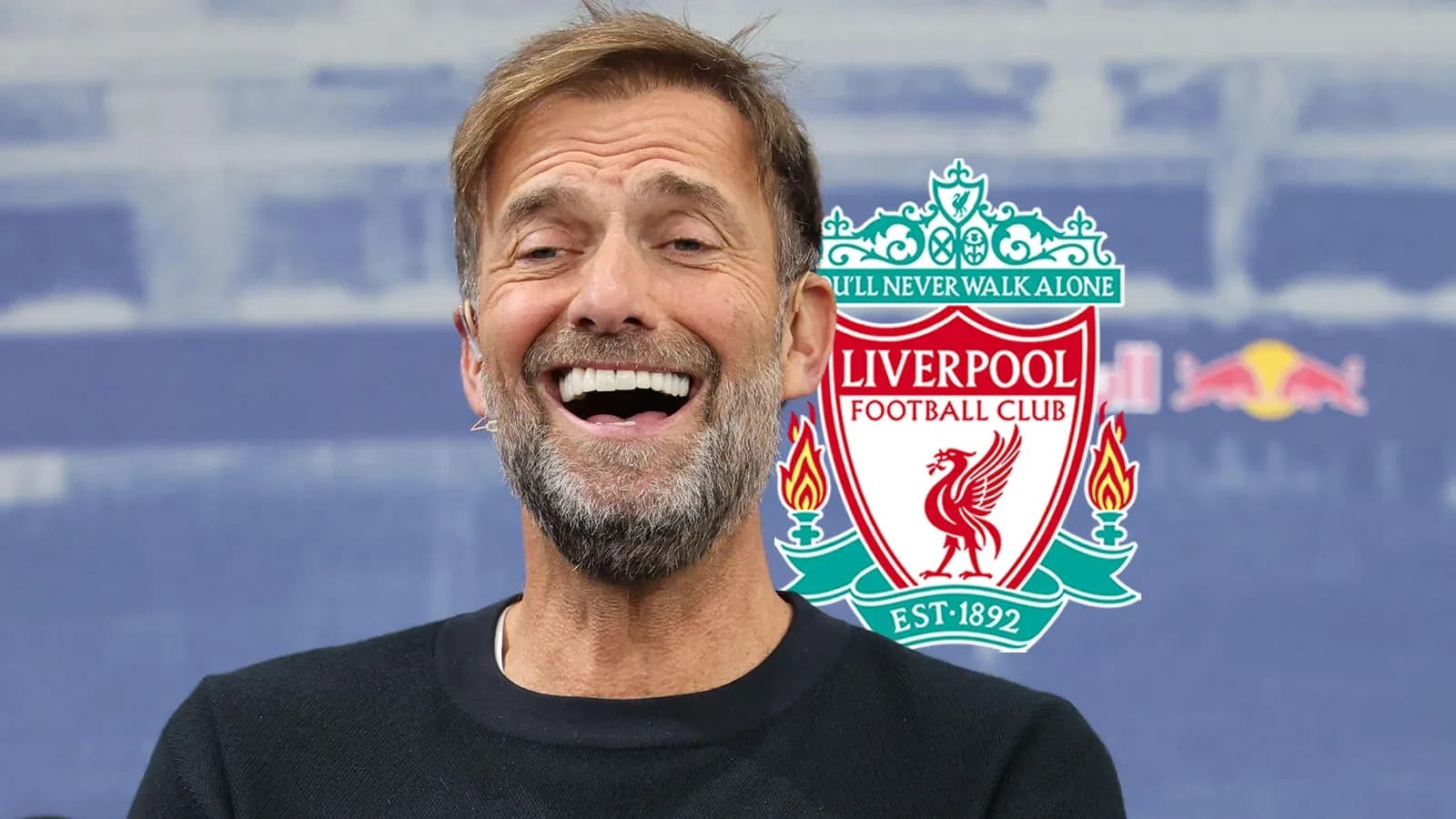 Entrenador sonriendo con logo de Liverpool detrás