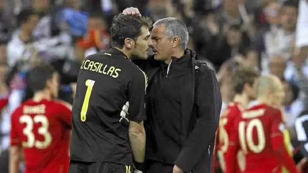 Iker Casillas y José Mourinho conversando en el campo