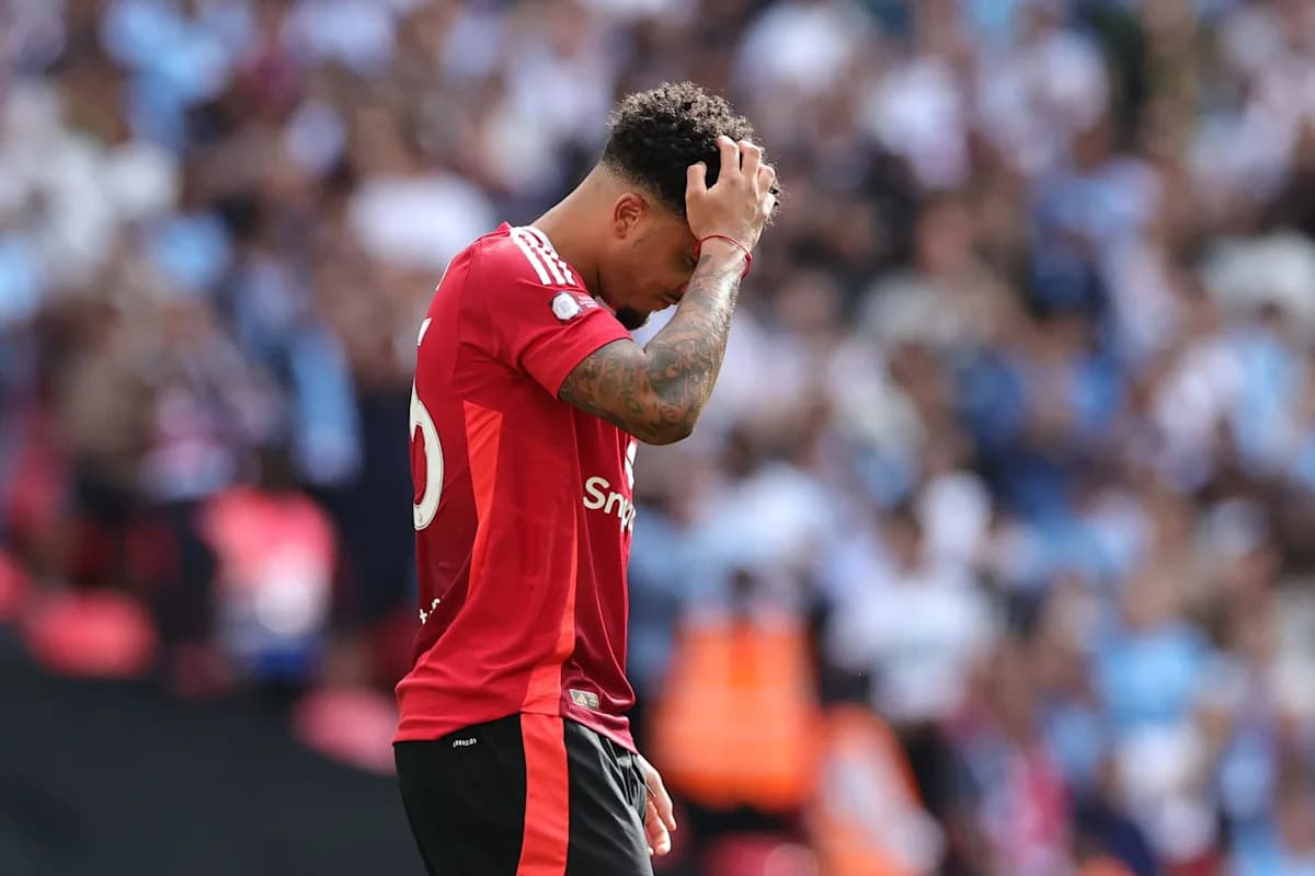 Jugador con camiseta roja mostrando frustración en el campo