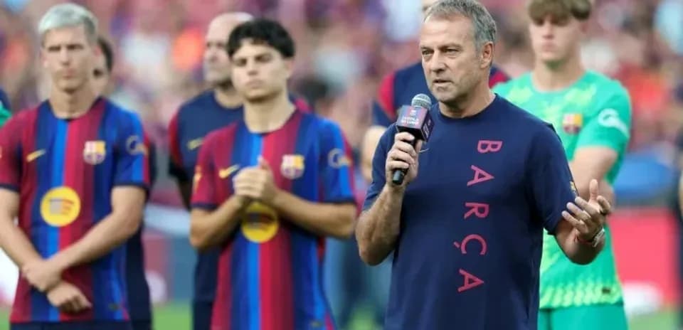 Entrenador hablando ante jugadores en evento de presentación
