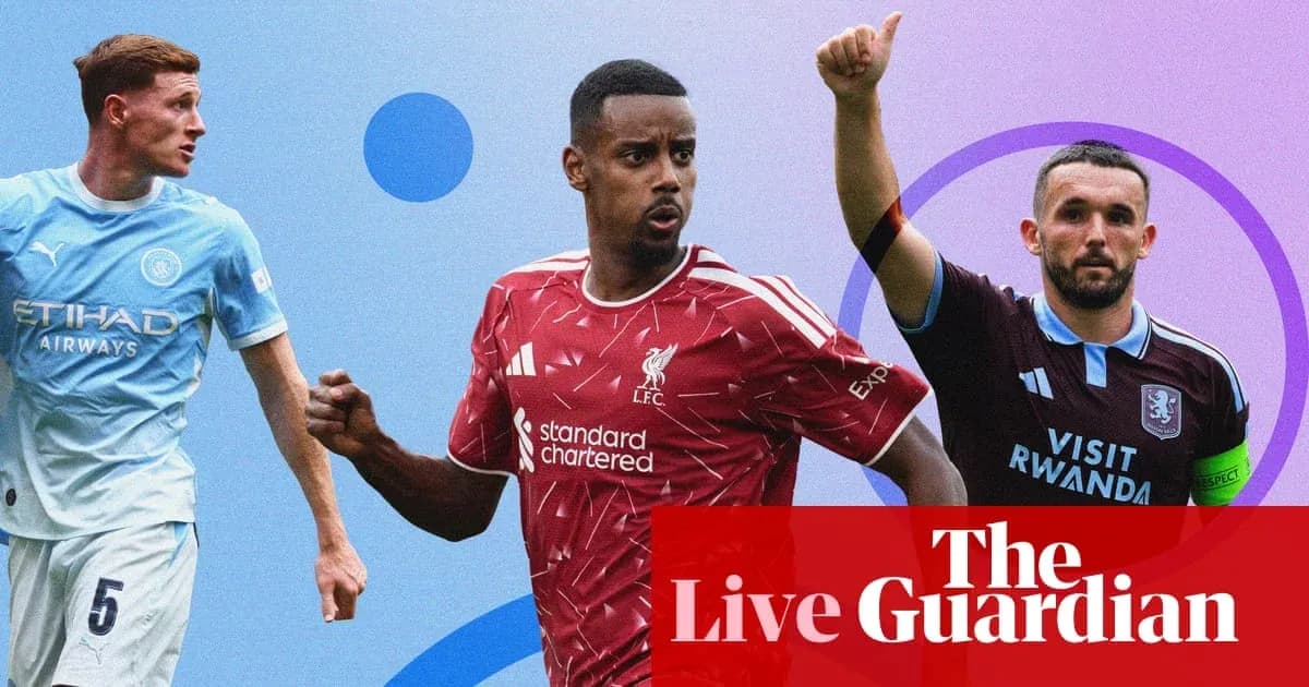 Tres futbolistas en acción con fondos coloridos