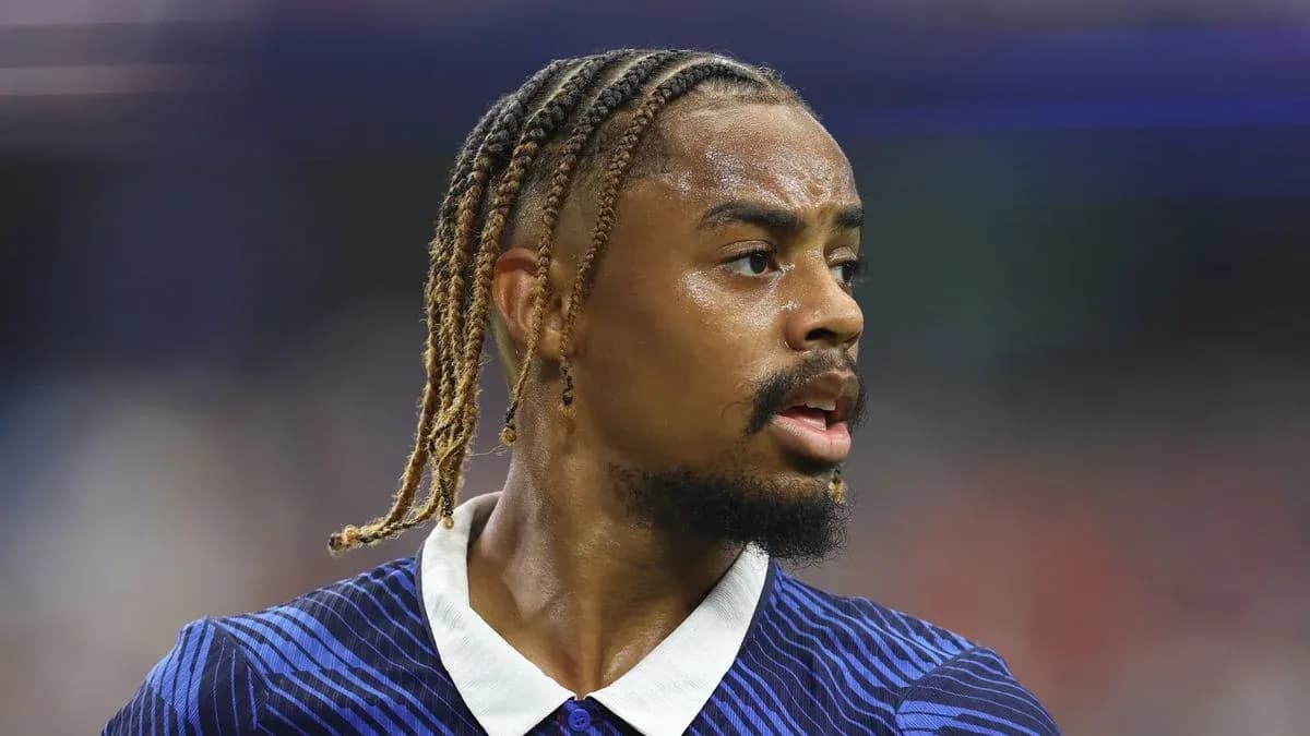 Jugador con trenzas durante un partido de fútbol