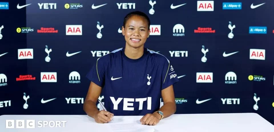 Jugadora firmando contrato con Tottenham en conferencia