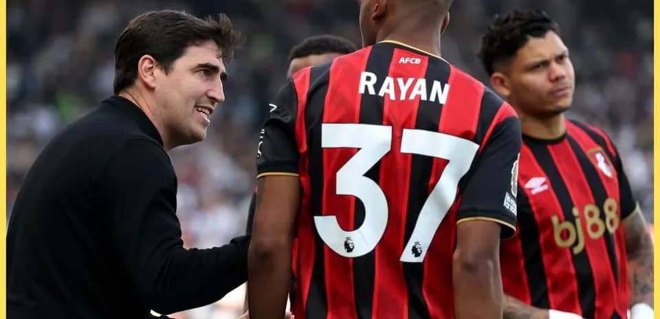 Entrenador hablando con jugadores del AFC Bournemouth