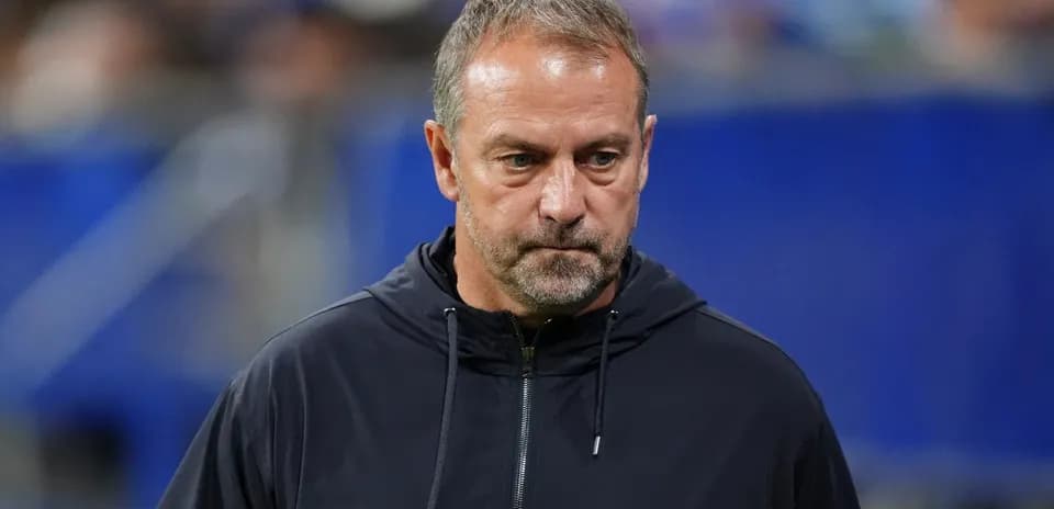Entrenador observando el partido desde la línea lateral