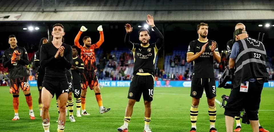 Jugadores de Manchester City aplaudiendo a la afición