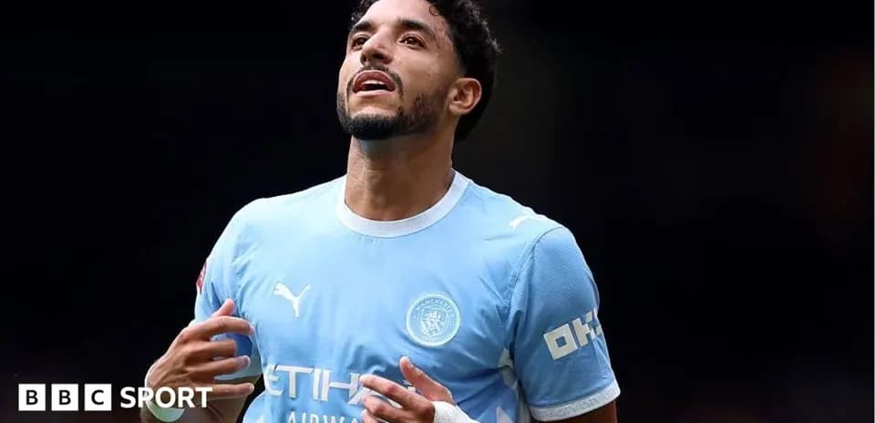 Jugador de Manchester City con camiseta celeste en acción