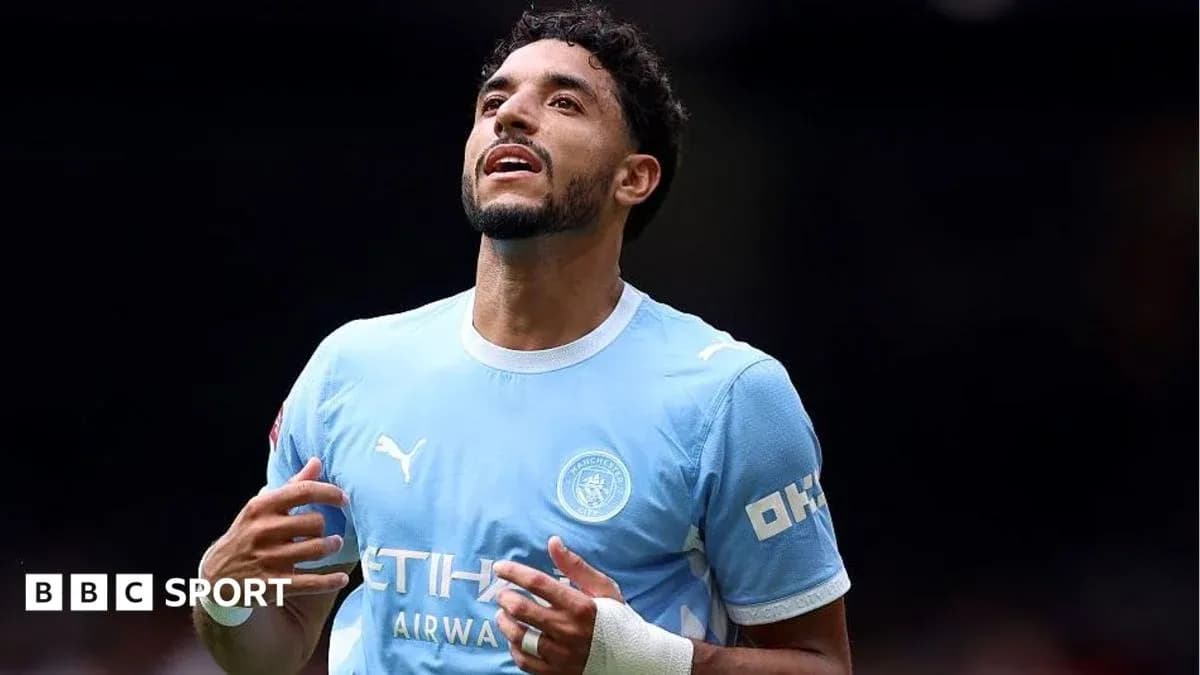 Jugador de Manchester City con camiseta celeste en acción