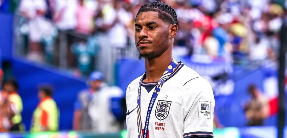 Jugador de Inglaterra con medalla en el campo