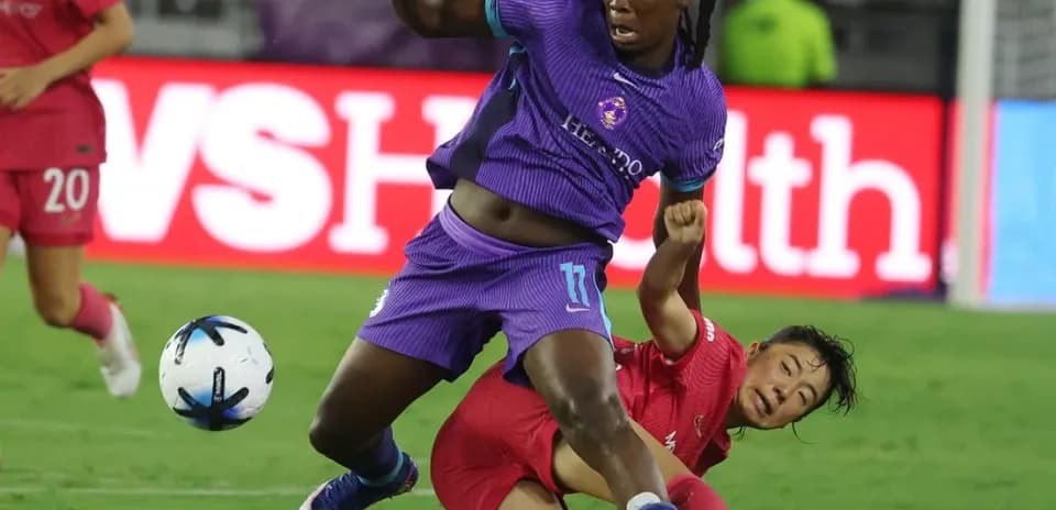Una jugadora cae durante el partido de fútbol