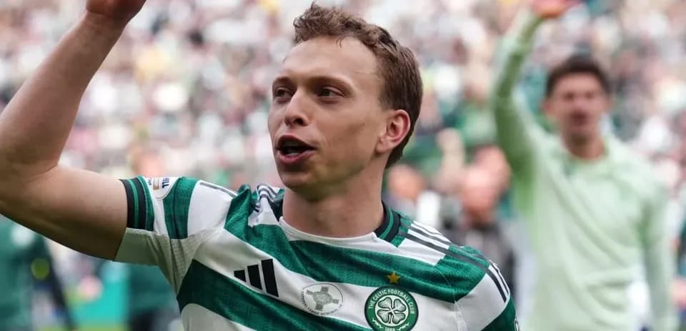 Jugador de Celtic celebrando con el público