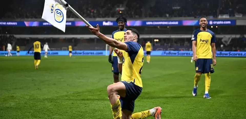 Jugador celebrando con bandera en el campo