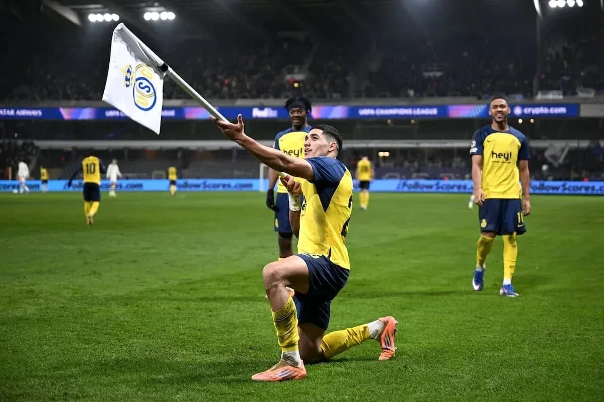 Jugador celebrando con bandera en el campo