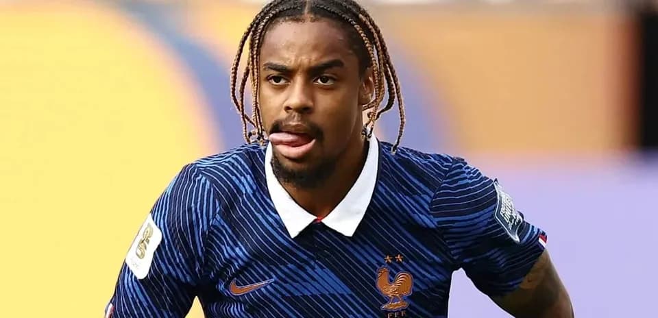 Jugador de Francia corriendo en el campo de fútbol