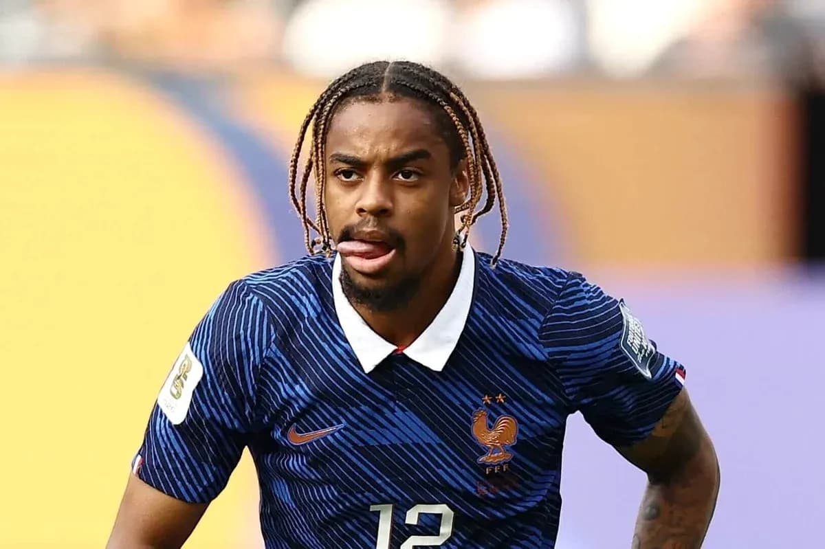 Jugador de Francia corriendo en el campo de fútbol