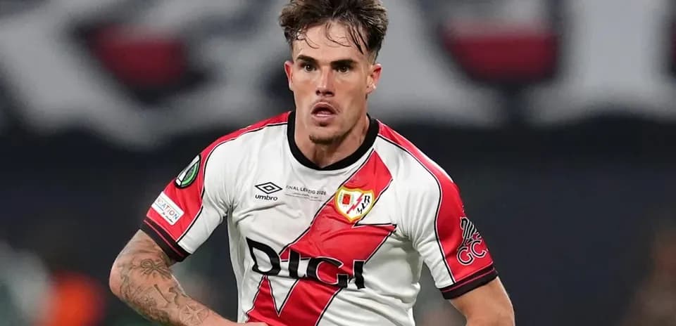 Jugador corriendo con balón en partido de fútbol