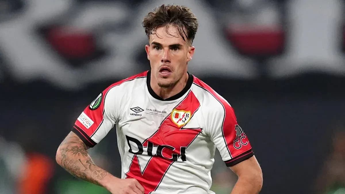 Jugador corriendo con balón en partido de fútbol