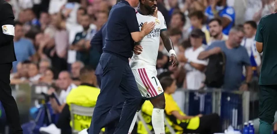 Entrenador habla con jugador durante el partido