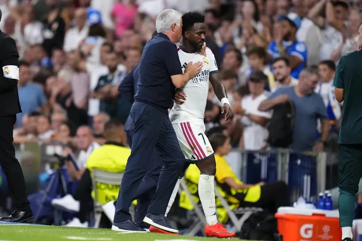 Entrenador habla con jugador durante el partido
