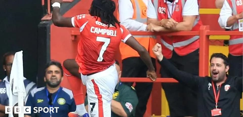 Jugador celebrando gol con aficionados en el estadio