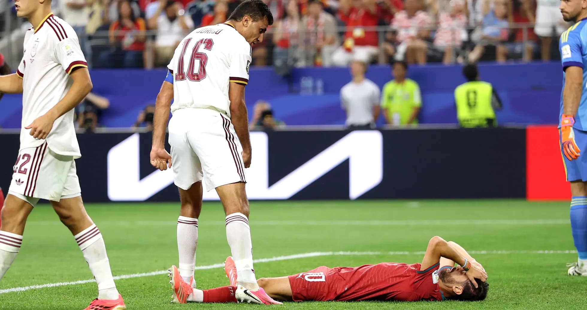Jugador caído en el campo tras una falta