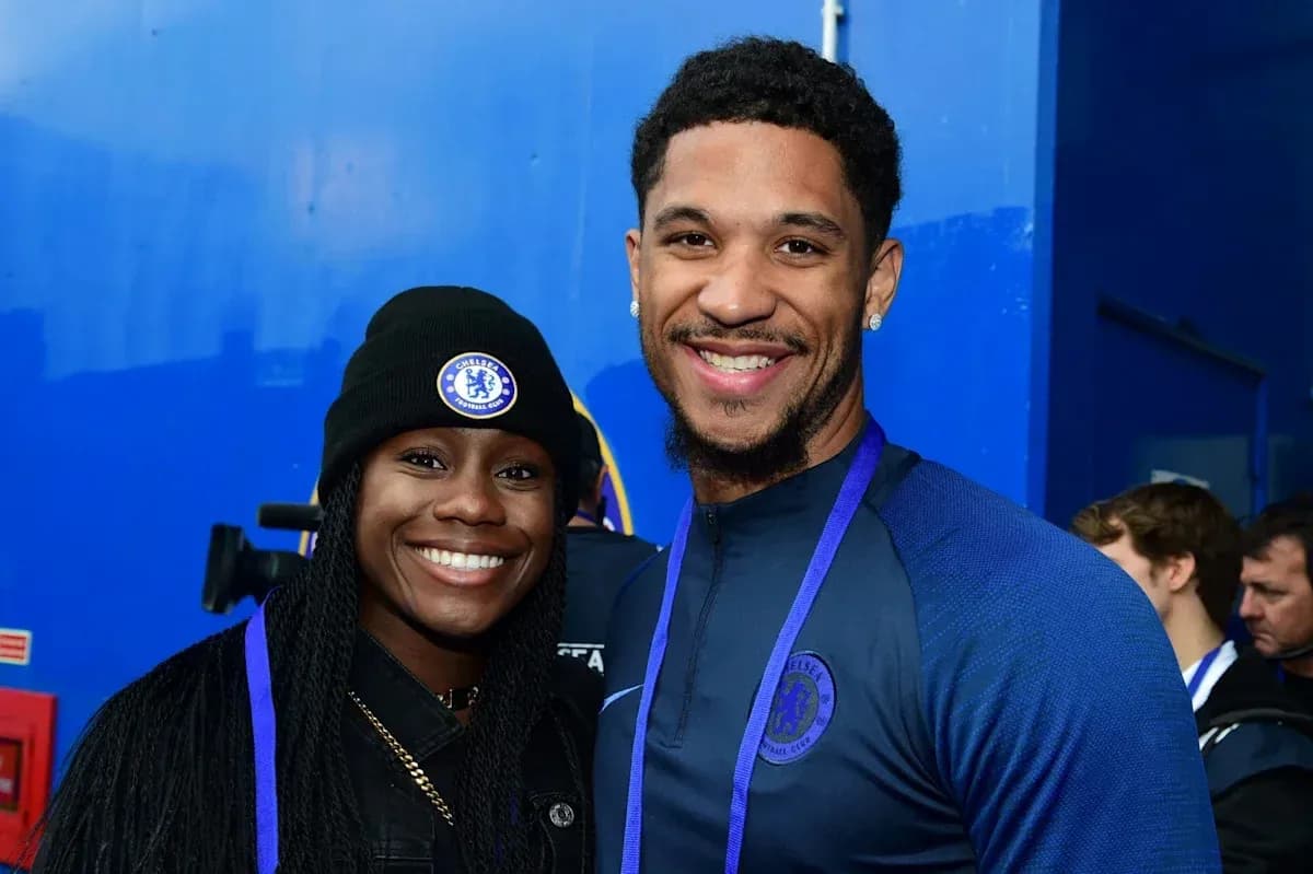 Dos personas sonriendo con ropa de Chelsea FC