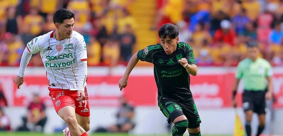 Jugadores de Tigres UANL y Necaxa en acción