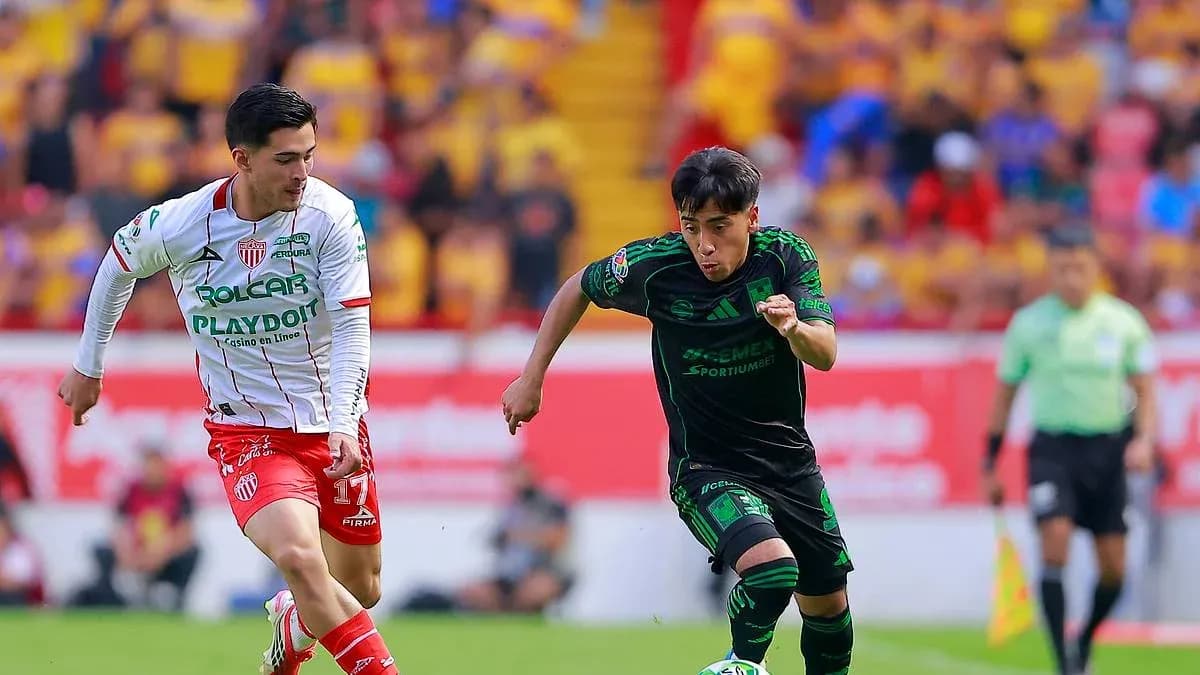 Jugadores de Tigres UANL y Necaxa en acción