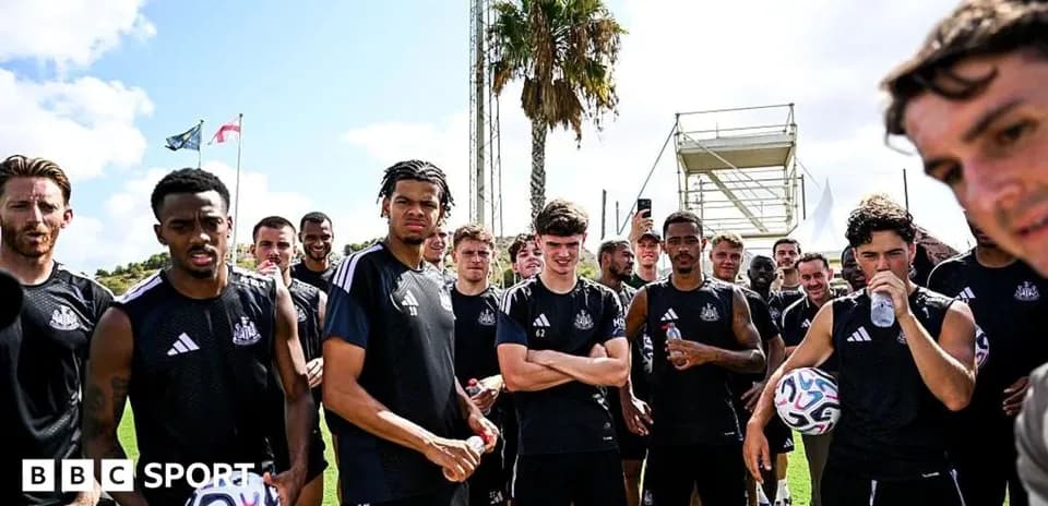 Jugadores de Newcastle reunidos en sesión de entrenamiento