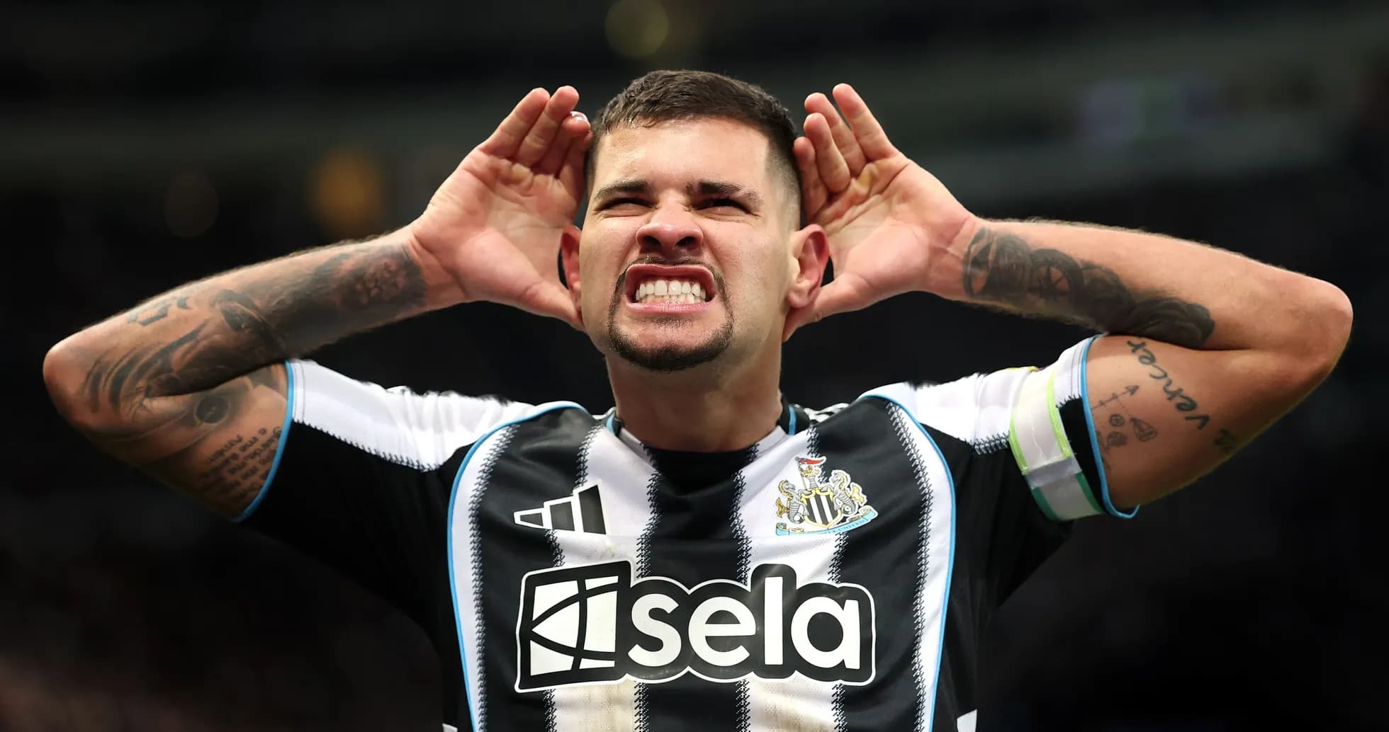 Jugador de Newcastle United celebrando con gestos
