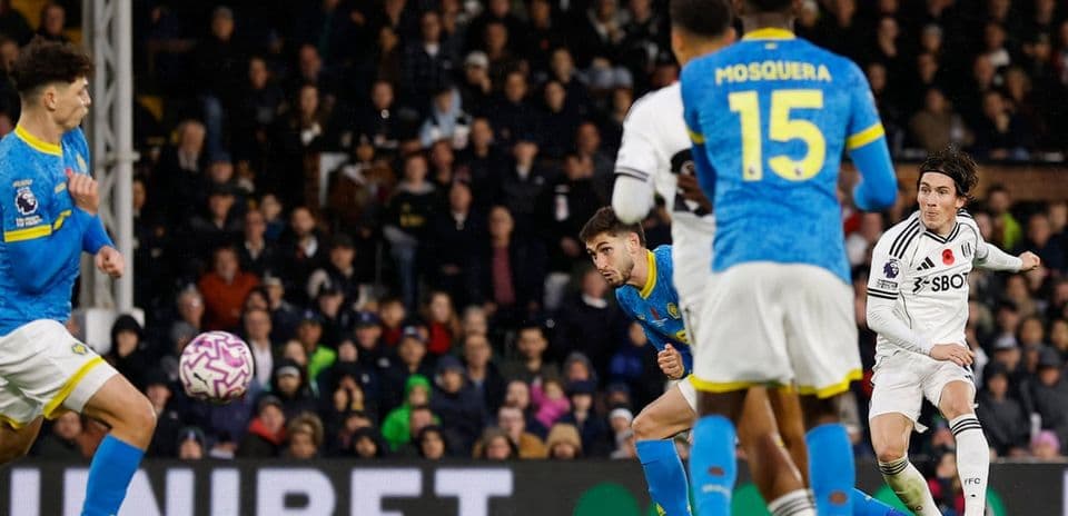 Jugador de Fulham disparando a puerta