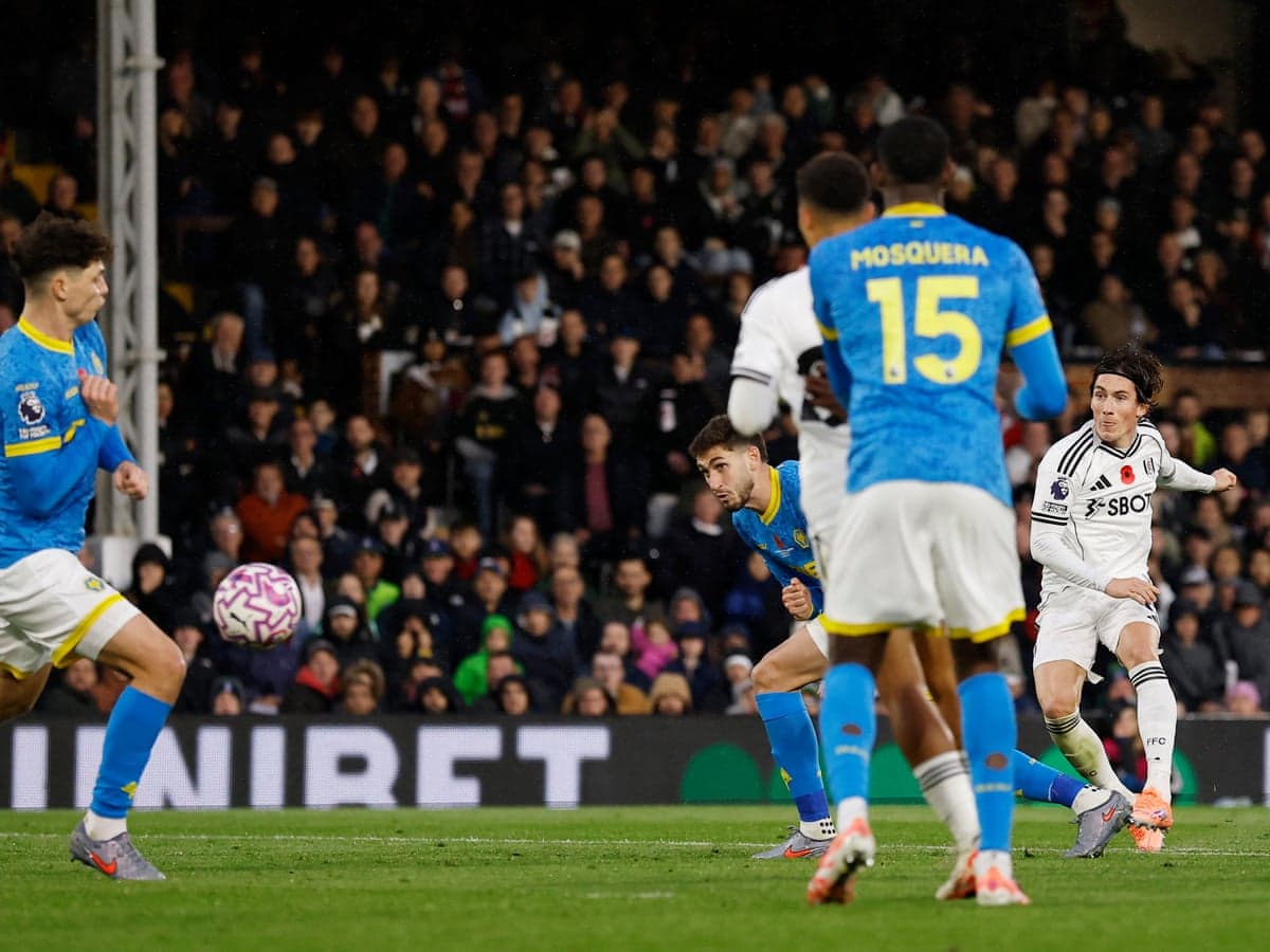 Jugador de Fulham disparando a puerta