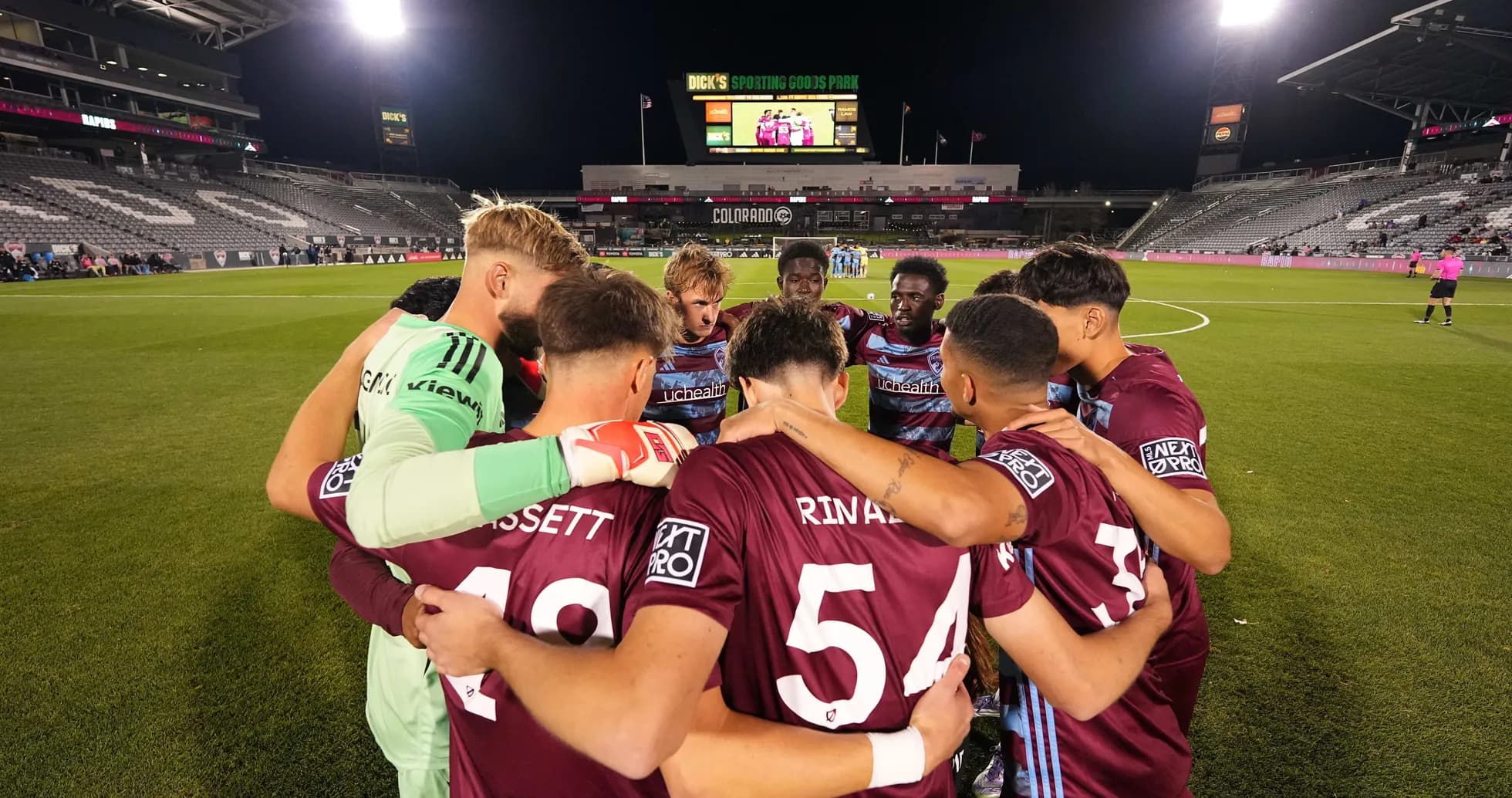Jugadores de Colorado Rapids II en huddle