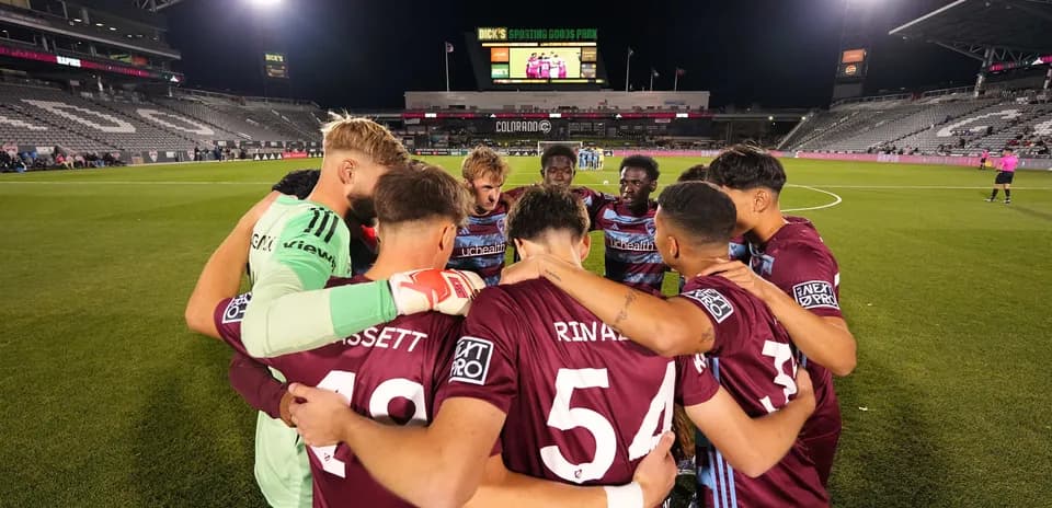 Jugadores de Colorado Rapids II en huddle