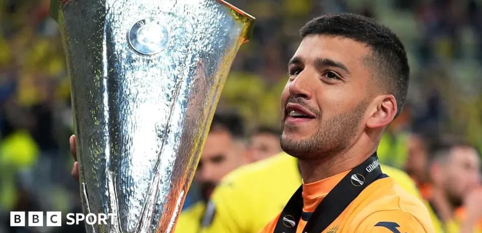 Jugador de Villarreal levantando el trofeo de la Europa League